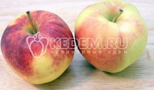 шарлотка с яблоками и ягодой