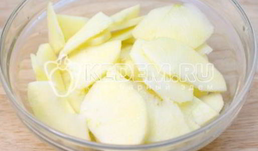 шарлотка с яблоками и ягодой