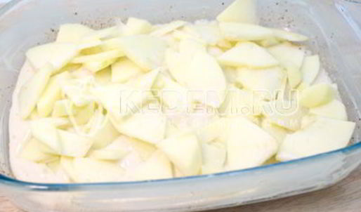 шарлотка с яблоками и ягодой