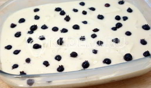 шарлотка с яблоками и ягодой