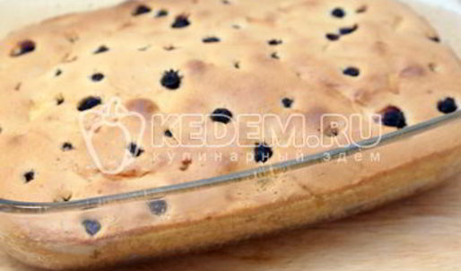 шарлотка с яблоками и ягодой