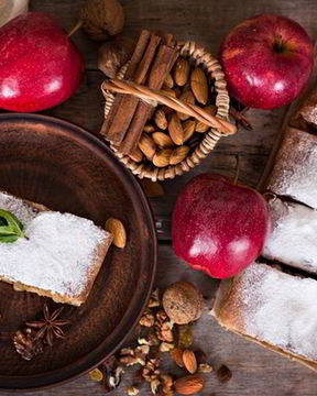 Шарлотка с яблоками корицей и изюмом