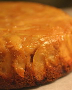 Шарлотка с замороженными яблоками