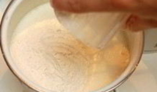 шарлотка с замороженными яблоками