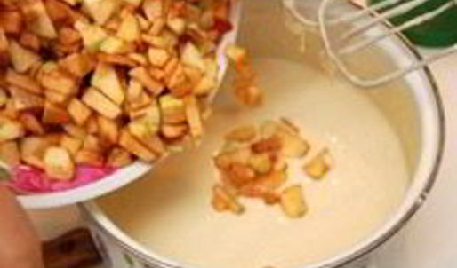 шарлотка с замороженными яблоками