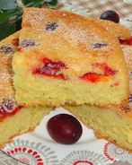 Шарлотка со сливами