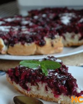 Шарлотка со смородиной