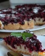 Шарлотка со смородиной