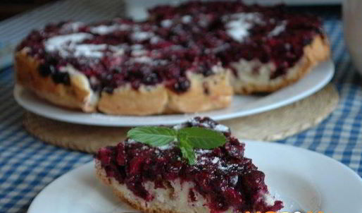 шарлотка со смородиной