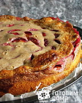 Сливовая шарлотка с орехами