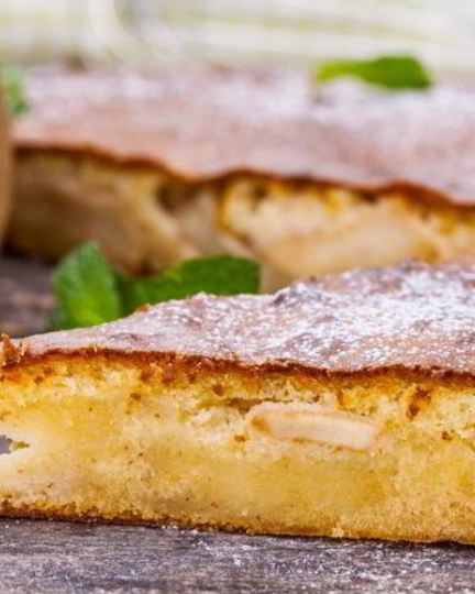 Рецепт яблочной шарлотки на сковороде