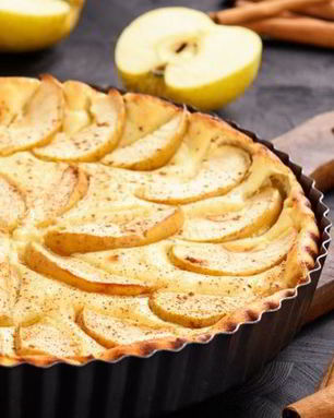 Яблочная шарлотка на сметане с черносливом