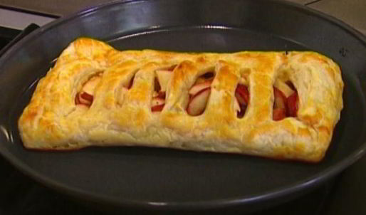 быстрый яблочный штрудель с изюмом, миндалем и корицей