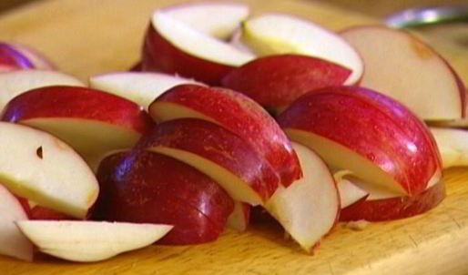 быстрый яблочный штрудель с изюмом, миндалем и корицей