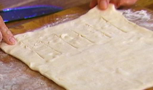 быстрый яблочный штрудель с изюмом, миндалем и корицей