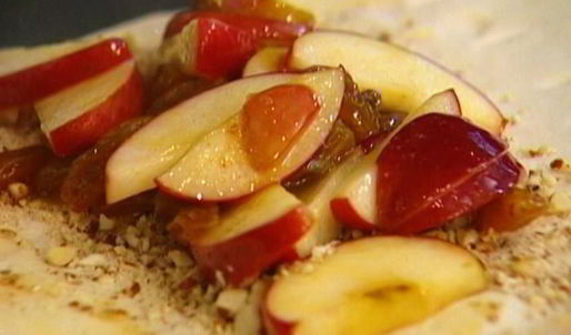 быстрый яблочный штрудель с изюмом, миндалем и корицей