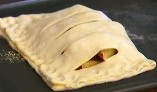 быстрый яблочный штрудель с изюмом, миндалем и корицей