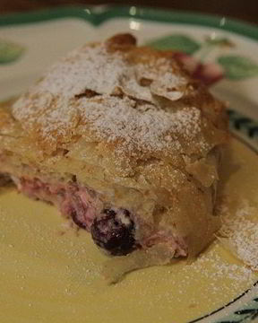 Легкий штрудель с вишней и миндалем