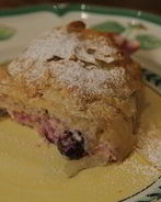 Легкий штрудель с вишней и миндалем