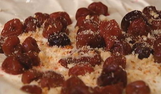 легкий штрудель с вишней и миндалем