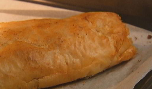 легкий штрудель с вишней и миндалем