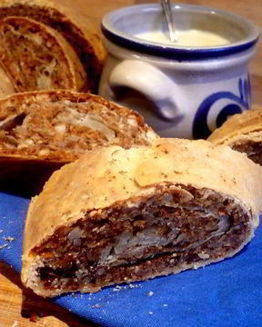 Ореховый штрудель с миндальным соусом