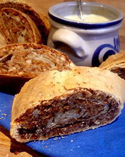 Рецепт орехового штруделя с миндальным соусом