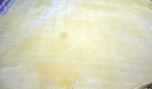 ореховый штрудель с миндальным соусом