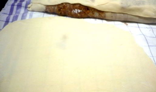 ореховый штрудель с миндальным соусом