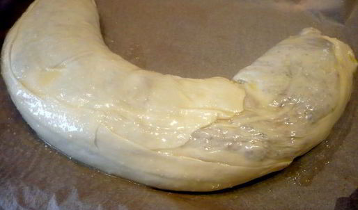 ореховый штрудель с миндальным соусом