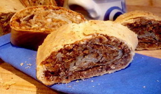 ореховый штрудель с миндальным соусом