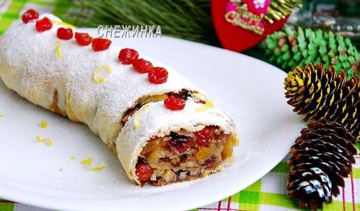 рождественский яблочный штрудель с орехами и сухофруктами