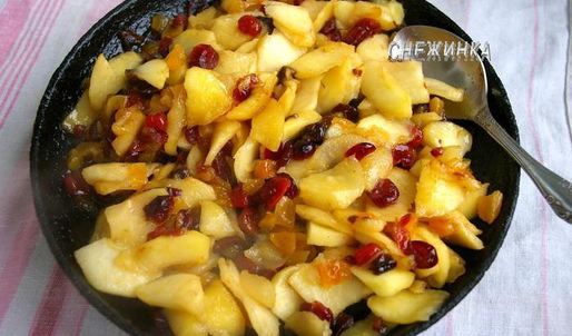 рождественский яблочный штрудель с орехами и сухофруктами