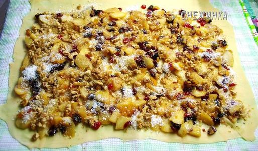 рождественский яблочный штрудель с орехами и сухофруктами