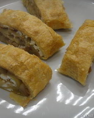 Штрудель грушевый с творогом из слоёного теста