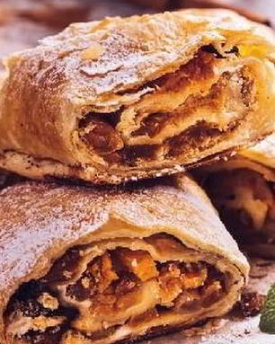 Штрудель из сухофруктов в пряничном соусе