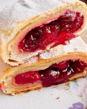 Штрудель из творожного теста с вишневой начинкой