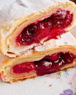 Штрудель из творожного теста с вишневой начинкой