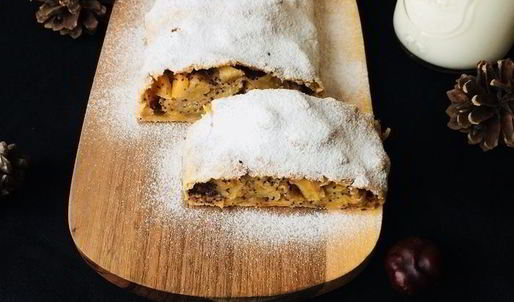 штрудель с айвой, яблоками и маком