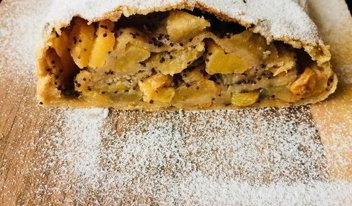 штрудель с айвой, яблоками и маком