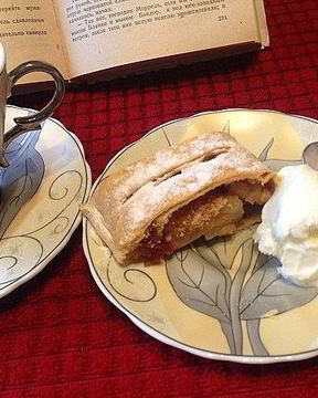 Штрудель с грушей и яблоком