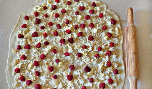 штрудель с творогом, малиной и грушей