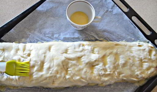 штрудель с творогом, малиной и грушей