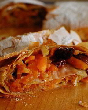 Штрудель с тыквой, изюмом и вяленой вишней