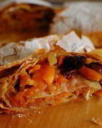 Штрудель с тыквой, изюмом и вяленой вишней