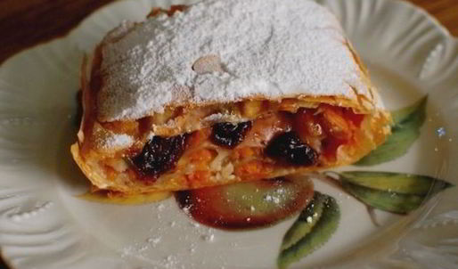 штрудель с тыквой, изюмом и вяленой вишней