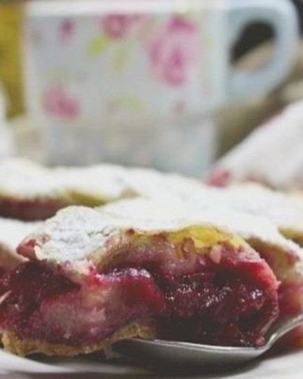 Рецепт штруделя с вишней из слоеного теста