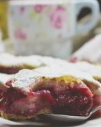 Штрудель с вишней из слоеного теста