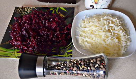 штрудель со свеклой, сыром и шпинатом