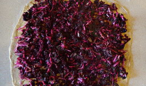 штрудель со свеклой, сыром и шпинатом